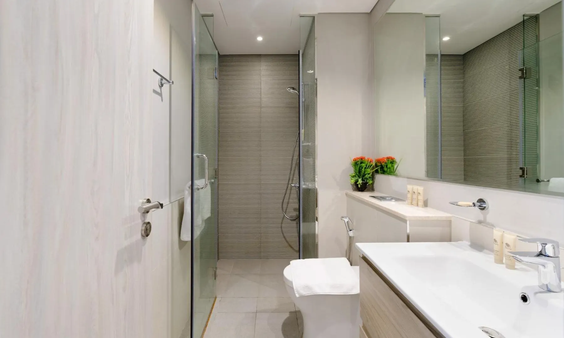 Stylish And Versatile For Business Or Leisure Dubai Apartment